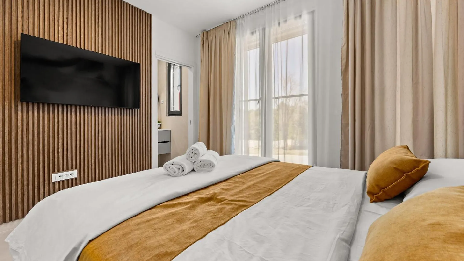 Luxury Seaside Apartments ザダル