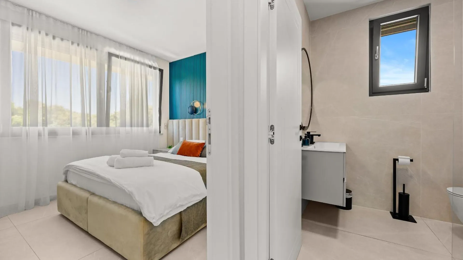 Luxury Seaside Apartments ザダル 0*,